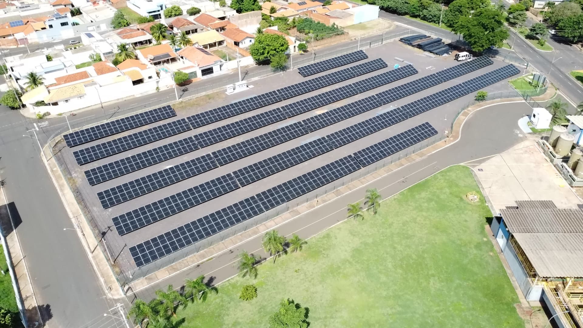 Módulos fotovoltaicos instalados em cobertura ao entardecer